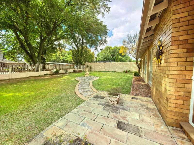 Family house for sale in Sasolburg, walking distance to schools and shopping center - Photo 2