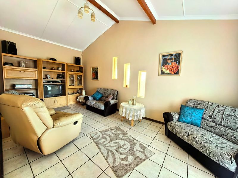 Family house for sale in Sasolburg, walking distance to schools and shopping center - Photo 6