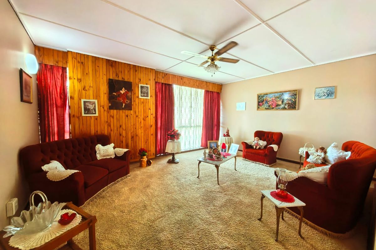 Family house for sale in Sasolburg, walking distance to schools and shopping center - Photo 3