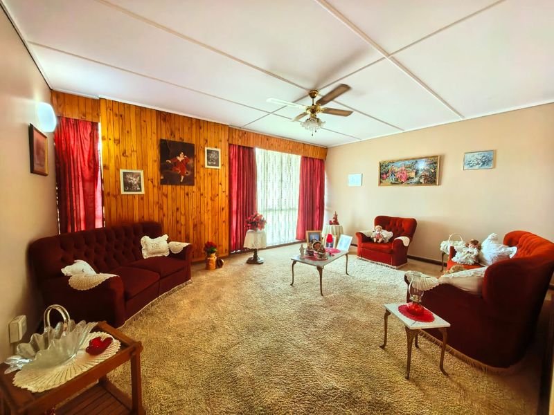 Family house for sale in Sasolburg, walking distance to schools and shopping center - Photo 3