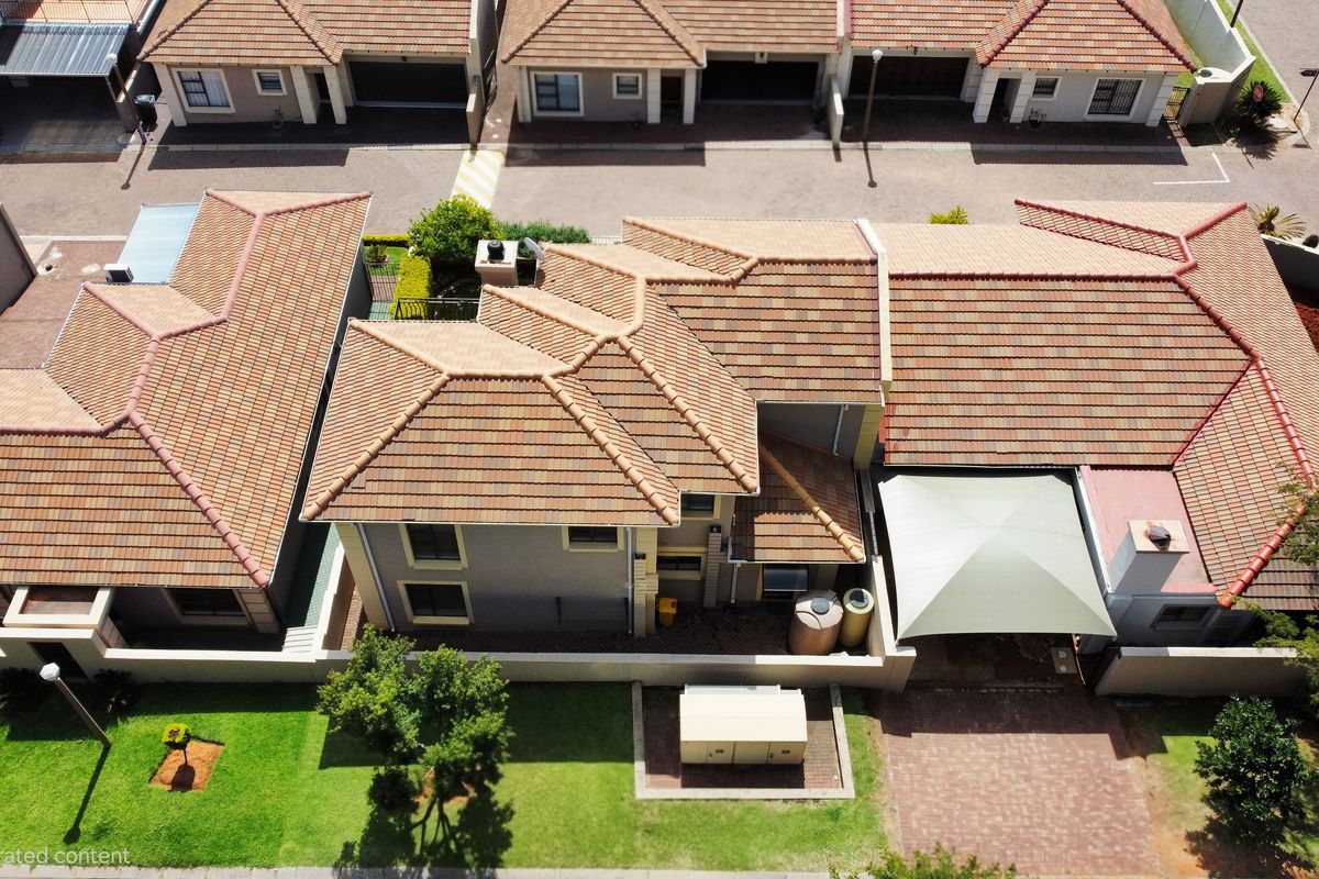 Executive Residence: Sophisticated Modern Living in an Exclusive Estate - Photo 3