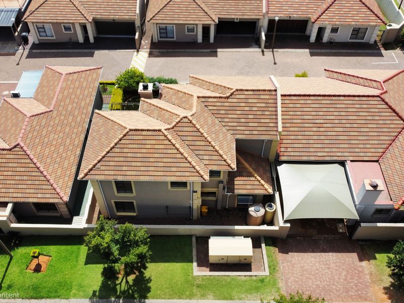 Executive Residence: Sophisticated Modern Living in an Exclusive Estate - Photo 3