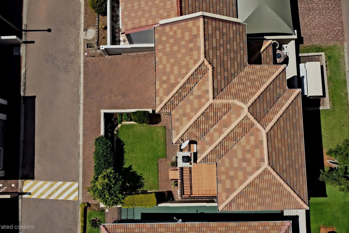 Executive Residence: Sophisticated Modern Living in an Exclusive Estate - Photo 4