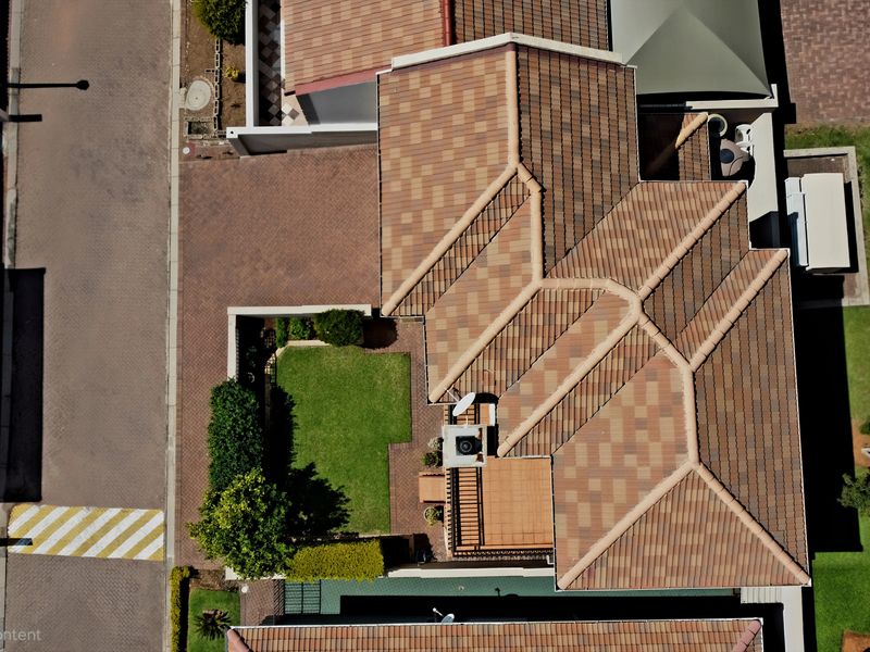 Executive Residence: Sophisticated Modern Living in an Exclusive Estate - Photo 4