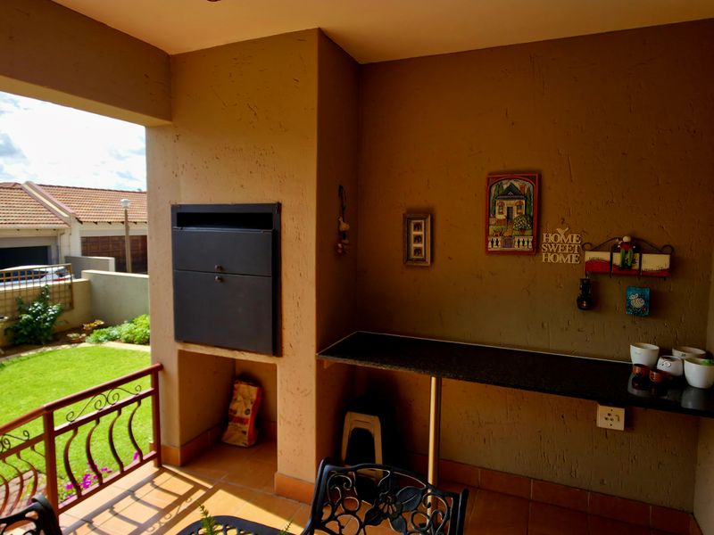 Executive Residence: Sophisticated Modern Living in an Exclusive Estate - Photo 10