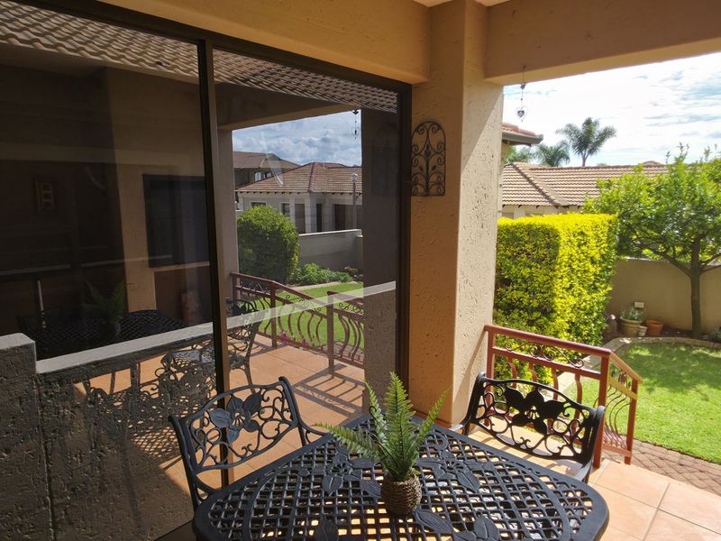 Executive Residence: Sophisticated Modern Living in an Exclusive Estate - Photo 9