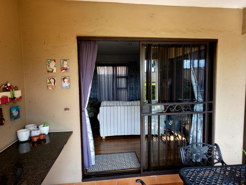 Executive Residence: Sophisticated Modern Living in an Exclusive Estate - Photo 8