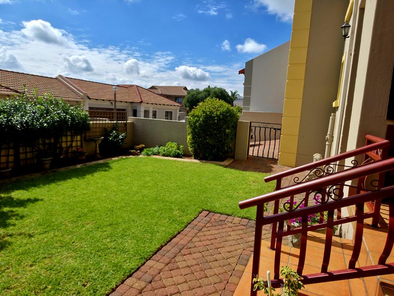 Executive Residence: Sophisticated Modern Living in an Exclusive Estate - Photo 7