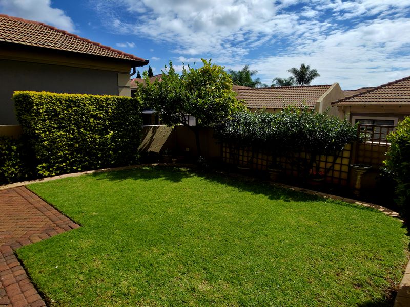 Executive Residence: Sophisticated Modern Living in an Exclusive Estate - Photo 6