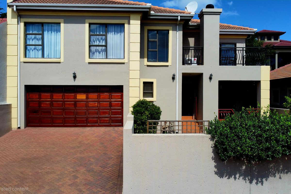 Executive Residence: Sophisticated Modern Living in an Exclusive Estate - Photo 2