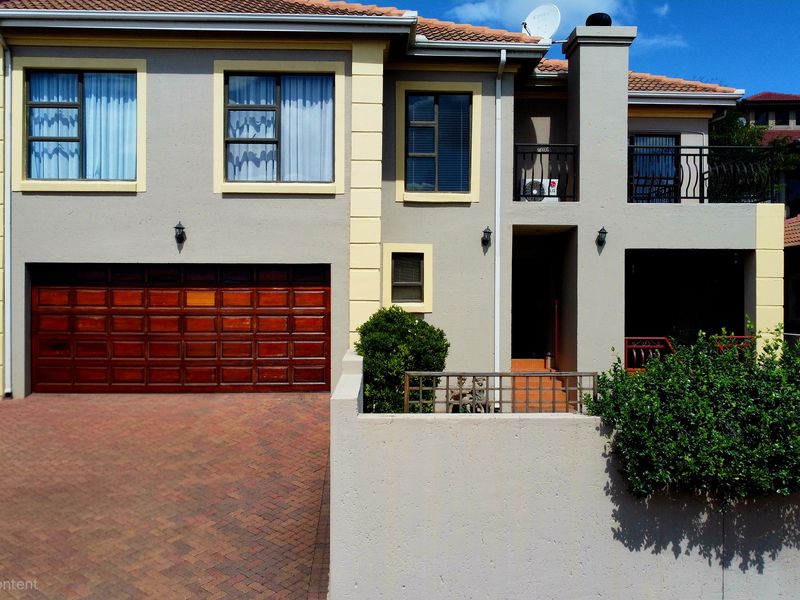 Executive Residence: Sophisticated Modern Living in an Exclusive Estate - Photo 2