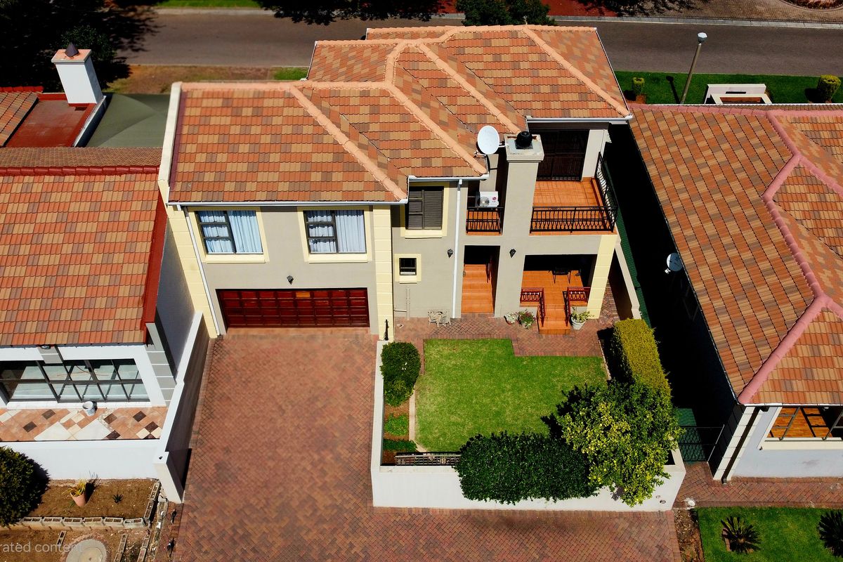 Executive Residence: Sophisticated Modern Living in an Exclusive Estate - Photo 5