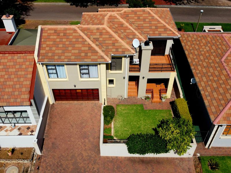 Executive Residence: Sophisticated Modern Living in an Exclusive Estate - Photo 5