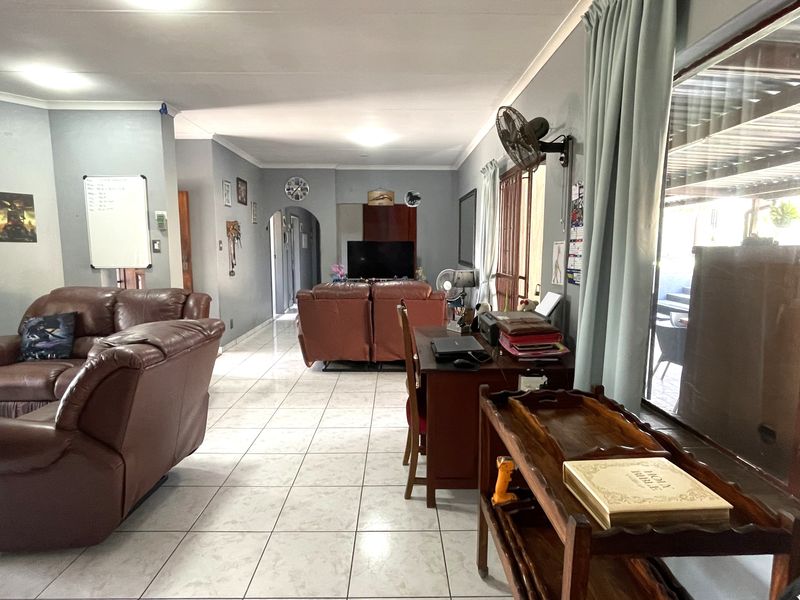 Luxury Off-the-Grid Family Home with Pool, Borehole & Solar - Photo 5