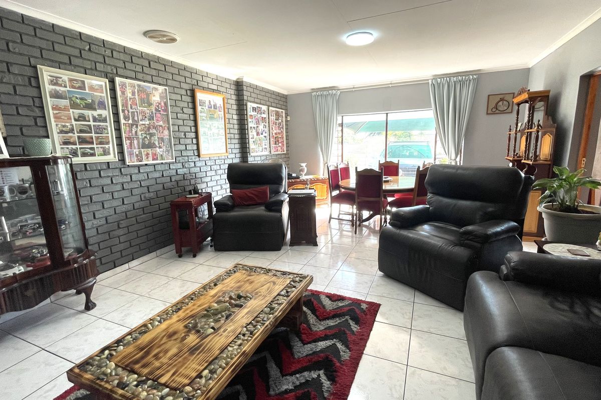 Luxury Off-the-Grid Family Home with Pool, Borehole & Solar - Photo 4