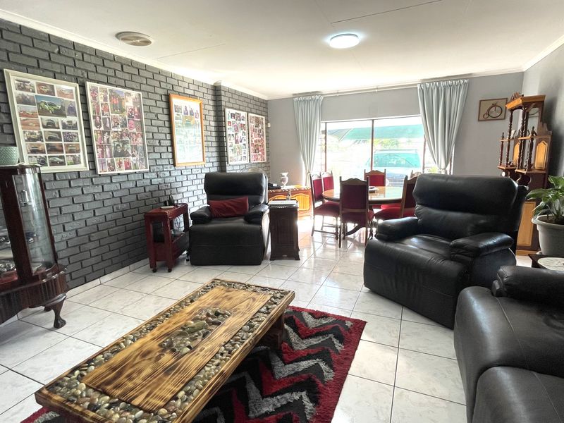 Luxury Off-the-Grid Family Home with Pool, Borehole & Solar - Photo 4