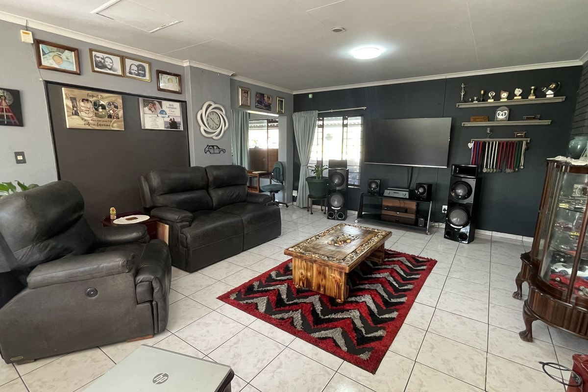 Luxury Off-the-Grid Family Home with Pool, Borehole & Solar - Photo 3