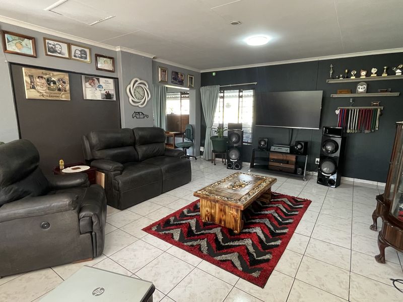 Luxury Off-the-Grid Family Home with Pool, Borehole & Solar - Photo 3