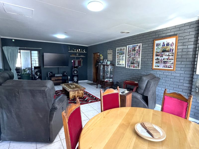 Luxury Off-the-Grid Family Home with Pool, Borehole & Solar - Photo 9