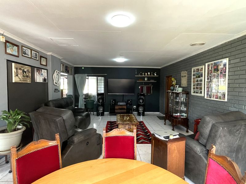 Luxury Off-the-Grid Family Home with Pool, Borehole & Solar - Photo 10