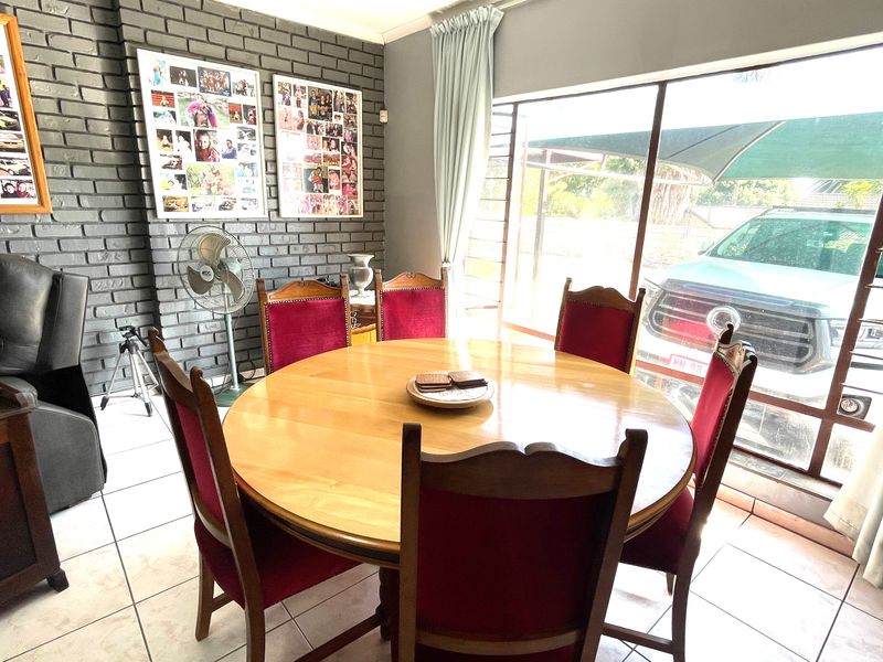 Luxury Off-the-Grid Family Home with Pool, Borehole & Solar - Photo 8