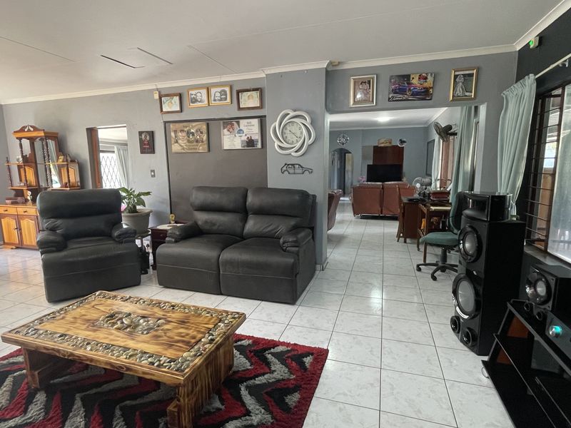 Luxury Off-the-Grid Family Home with Pool, Borehole & Solar - Photo 6