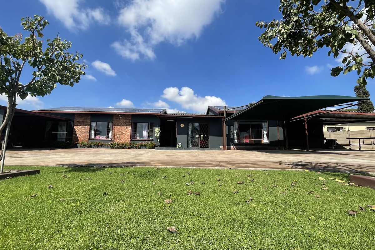 Luxury Off-the-Grid Family Home with Pool, Borehole & Solar - Photo 2