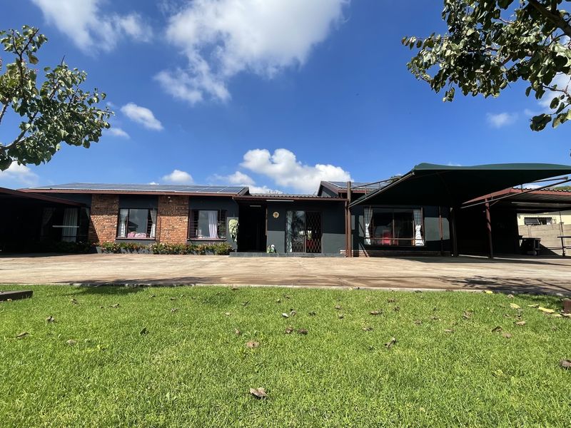 Luxury Off-the-Grid Family Home with Pool, Borehole & Solar - Photo 2