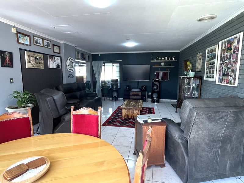 Luxury Off-the-Grid Family Home with Pool, Borehole & Solar - Photo 7