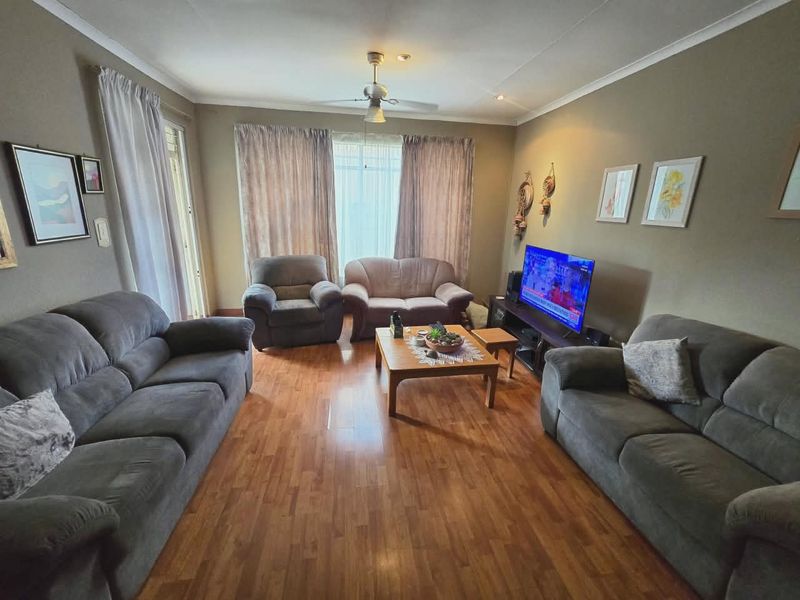 Charming 3-Bedroom Townhouse in Secure Complex – Three Rivers Proper. - Photo 3