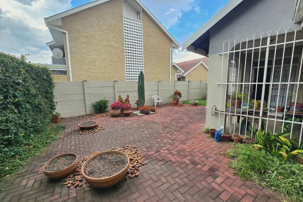 Charming 3-Bedroom Townhouse in Secure Complex – Three Rivers Proper. - Photo 2