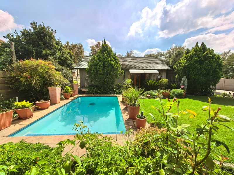 Beautiful all-in-one family house for sale in a prime area in Vaalpark - Photo 3