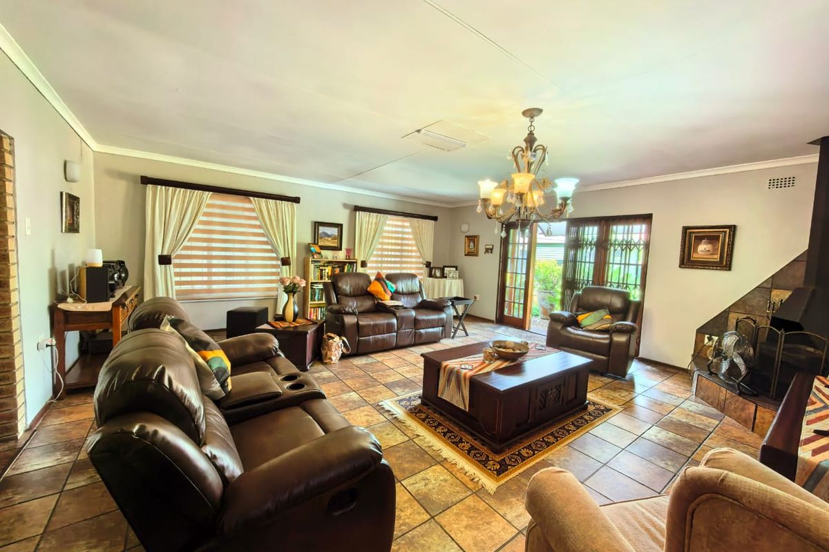 Beautiful all-in-one family house for sale in a prime area in Vaalpark - Photo 5