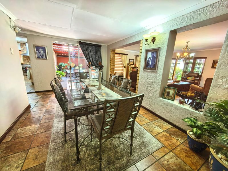 Beautiful all-in-one family house for sale in a prime area in Vaalpark - Photo 6