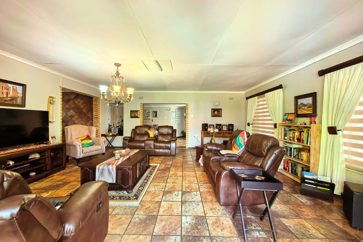 Beautiful all-in-one family house for sale in a prime area in Vaalpark - Photo 2