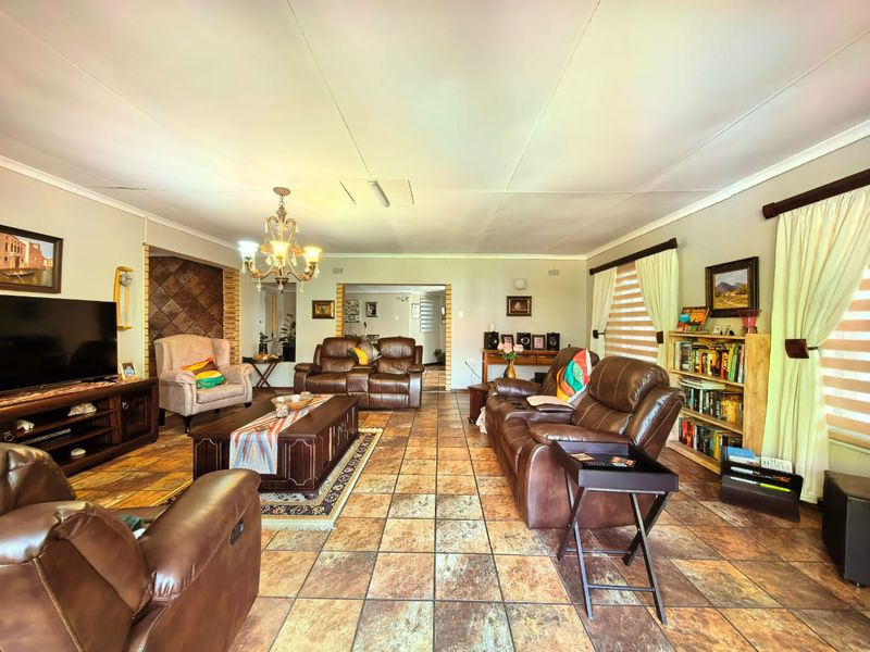 Beautiful all-in-one family house for sale in a prime area in Vaalpark - Photo 2