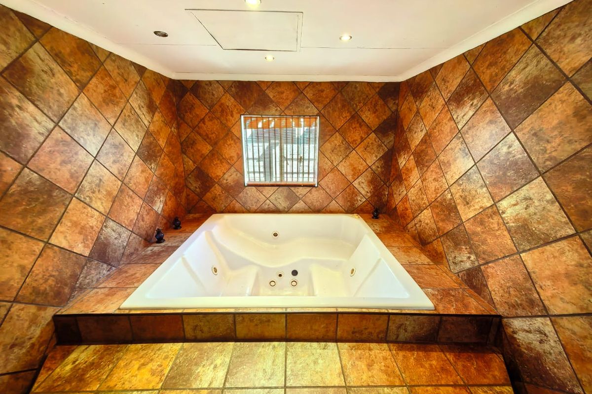 Beautiful all-in-one family house for sale in a prime area in Vaalpark - Photo 4