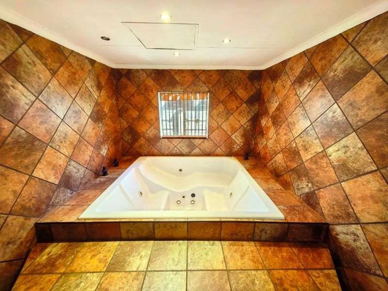 Beautiful all-in-one family house for sale in a prime area in Vaalpark - Photo 4