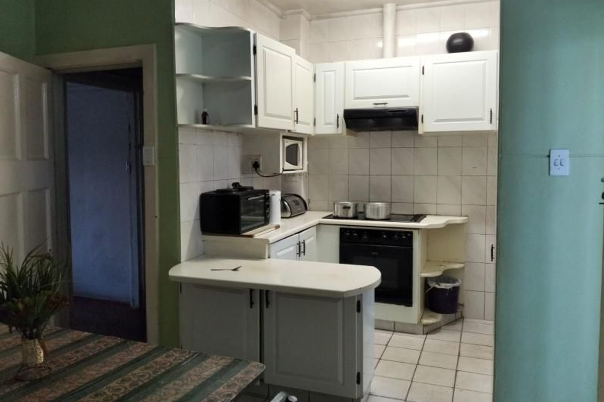 3-Bedroom Family Home with Income-Generating Cottages in Kenilworth - Photo 2