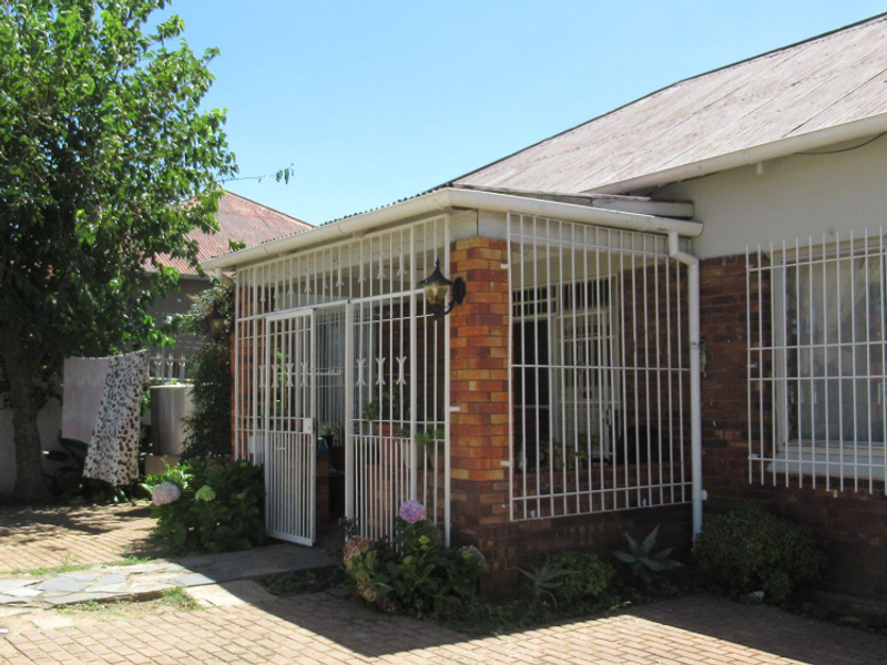 3-Bedroom Family Home with Income-Generating Cottages in Kenilworth - Photo 10