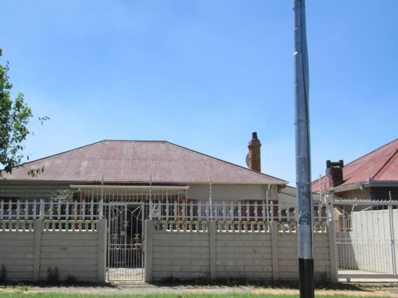 3-Bedroom Family Home with Income-Generating Cottages in Kenilworth - Photo 8