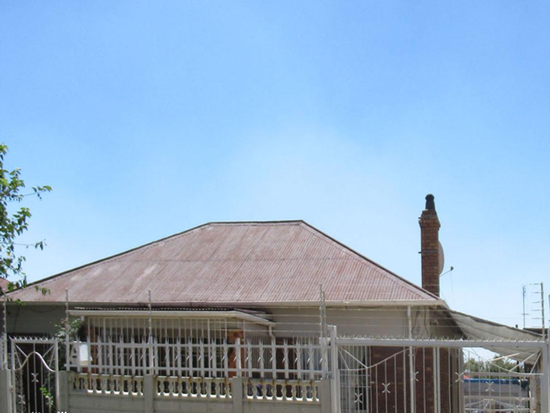 3-Bedroom Family Home with Income-Generating Cottages in Kenilworth - Photo 9