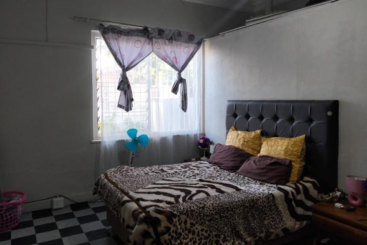 3-Bedroom Family Home with Income-Generating Cottages in Kenilworth - Photo 5