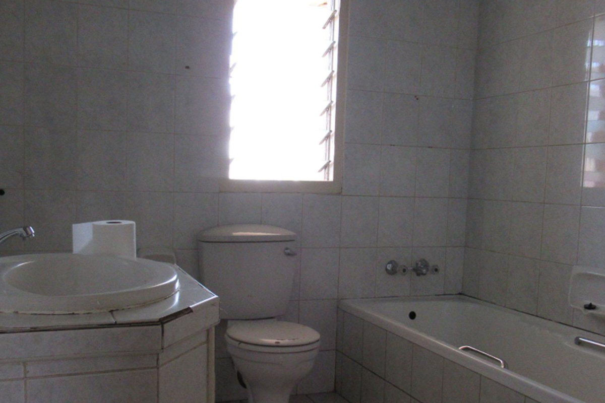 3-Bedroom Family Home with Income-Generating Cottages in Kenilworth - Photo 3