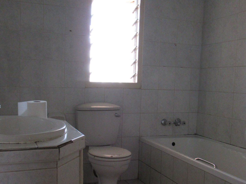 3-Bedroom Family Home with Income-Generating Cottages in Kenilworth - Photo 3