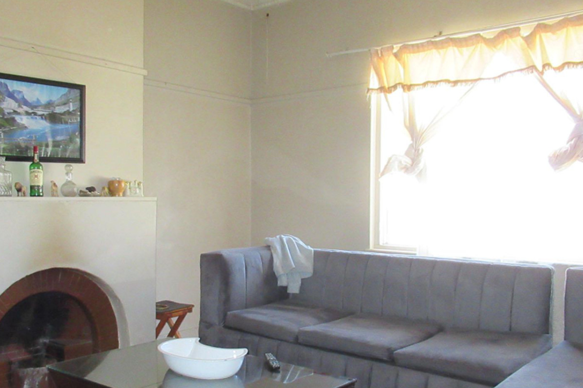 3-Bedroom Family Home with Income-Generating Cottages in Kenilworth - Photo 4