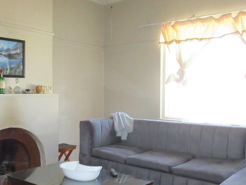 3-Bedroom Family Home with Income-Generating Cottages in Kenilworth - Photo 4