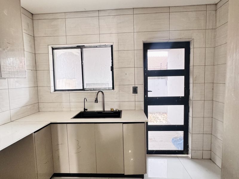 A Rare Gem in Aerorand – Brand-New 4 Bedroom Luxury Home - Photo 7