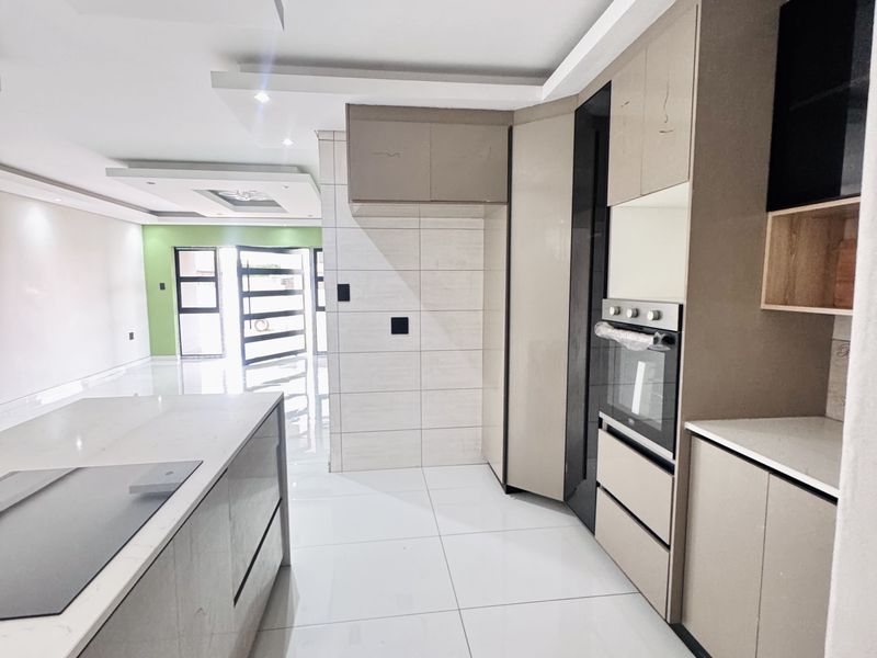 A Rare Gem in Aerorand – Brand-New 4 Bedroom Luxury Home - Photo 5