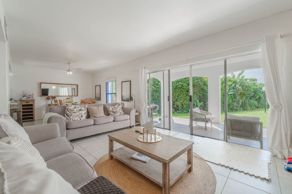 Prime Kamari Townhouse – Sea Views & Poolside Living - Photo 2